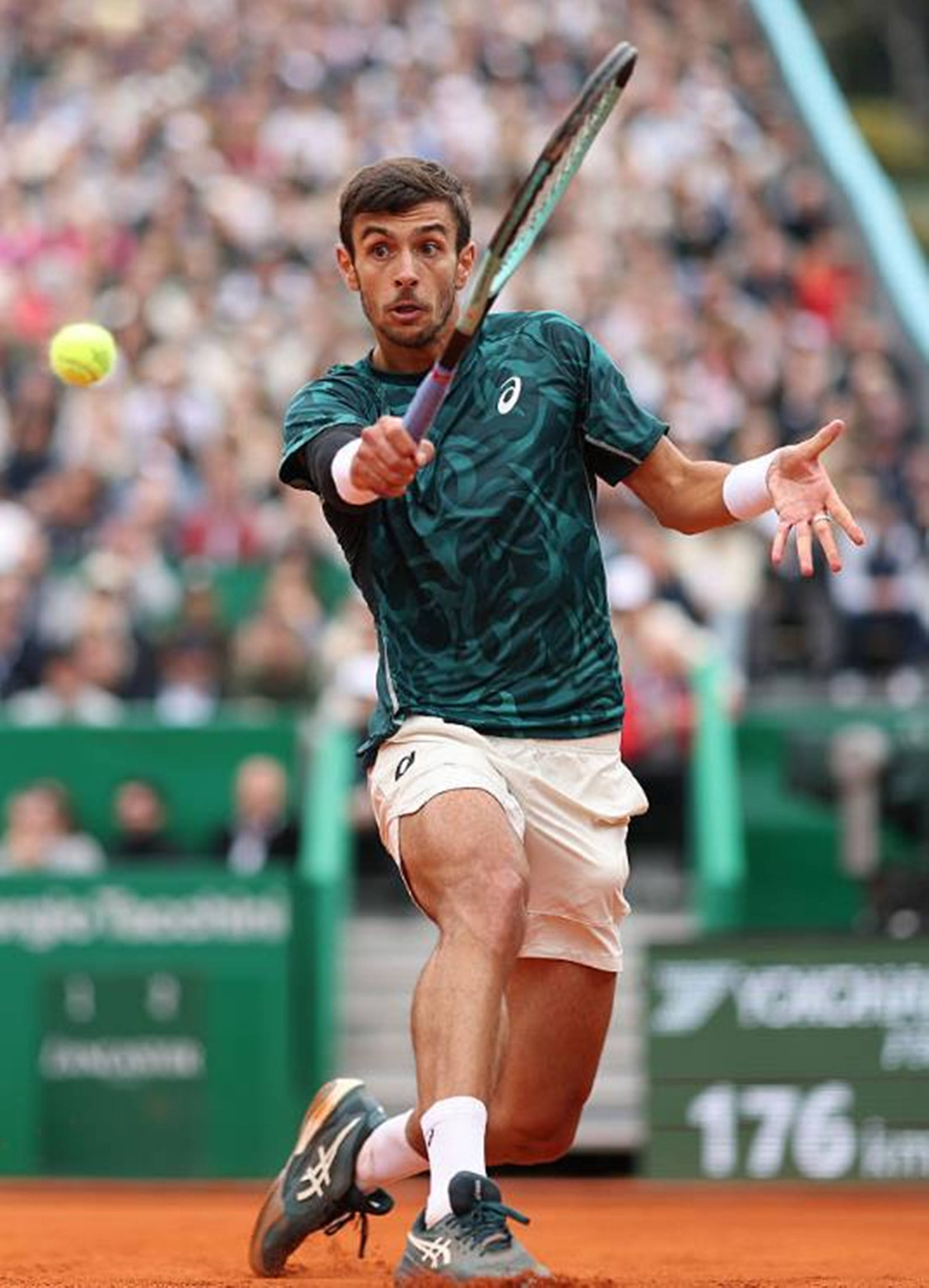 缺乏一名在 缺乏一名在