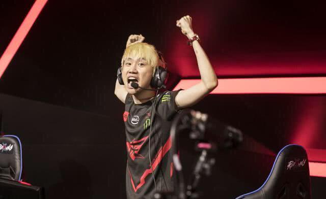 世预赛激烈冲突 恩佐肘击逃红，10人互相推搡